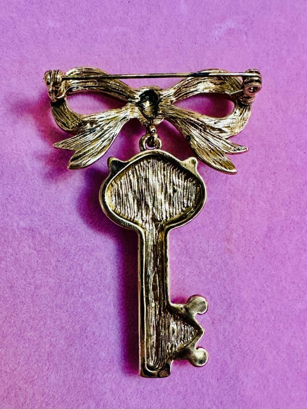 Gold Tone Bow Key Brooch - Picture 2 of 2